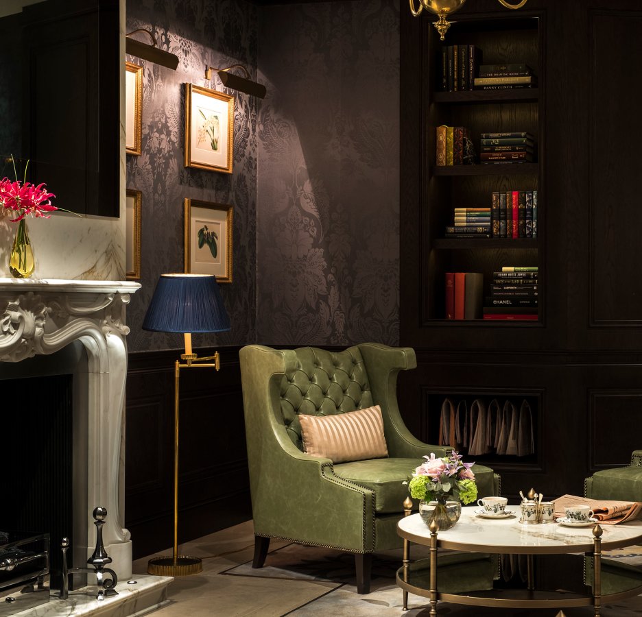 One of the world’s most luxurious hotels. EADL redesigned the spectacular Grade II* listed building - The Lanesborough hotel in the heart of London.
The Lanesborough has become an excellent example of neoclassical design and décor. EADL was heavily involved in the original conversion, including concept design, FF&E, development, and procurement, including continuing with the project to completion. It is located between Knightsbridge, Hyde Park and Mayfair. With 93 guest rooms and 43 suites including the Royal Suite (that extends to 7 bedrooms). Furniture, chandeliers, draperies and fabrics were copied from 1820s and 1830s original museum pieces as well as from prints and information from historic archives. No two rooms are exactly the same. The hotel was closed for renovation in December 2013 and re-opened in 2015.